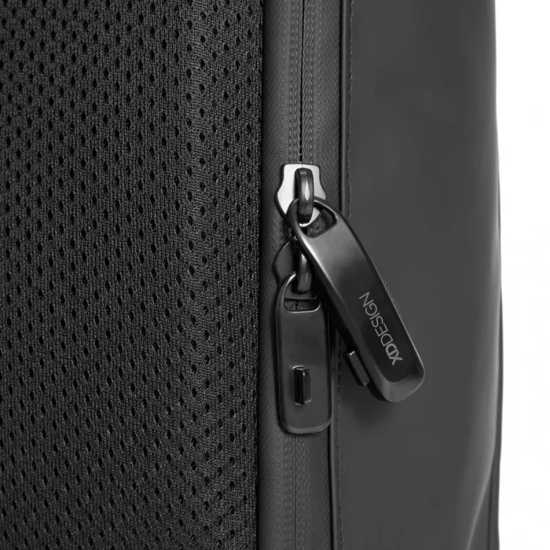 Kuprinė XDDESIGN URBAN FLAP-TOP P706.2601 – vandeniui atspari, lengva, juoda