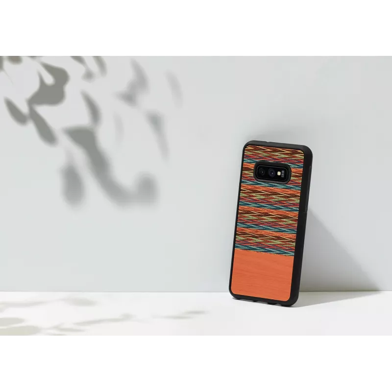 Dėklas iš medžio Samsung Galaxy S10e — rudas languotas su juodu rėmeliu