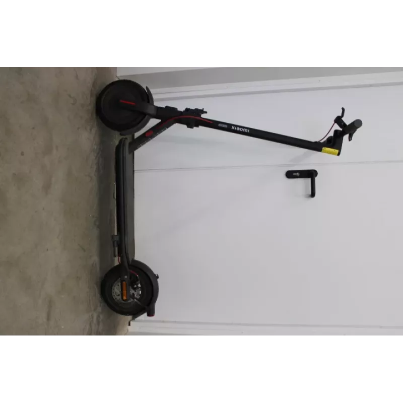 Išpardavimas. Xiaomi Electric Scooter 4 EU | Demonstracinis, subraižytas, trūksta varžtų | 300 W | 25 km/h | 10 col. | Juoda