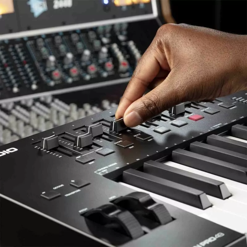 M-Audio Oxygen Pro 49 MIDI klaviatūros valdiklis – 49 klavišai, 16 padų, 9 faderiai, OLED ekranas, USB, MIDI išėjimas