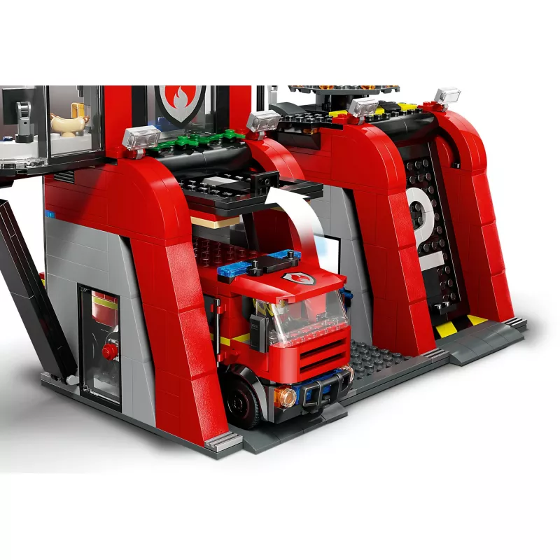 Konstruktorius LEGO City Gaisrinė su sukamu kopėčių automobiliu 60414 — 843 detalės, 5 minifigūrėlės, 220×320×140 mm