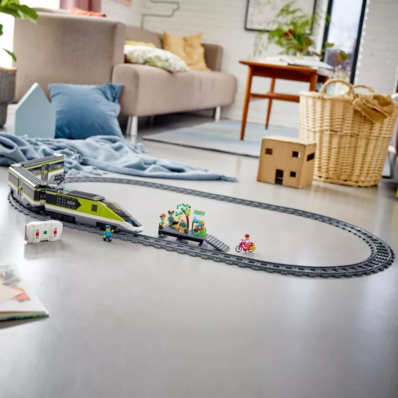 LEGO City 60337 Express keleivinis traukinys su nuotolinio valdymo pultu, žaislas vaikams, berniukams ir mergaitėms, su veikiančiais priekiniais žibintais, 2 vagonais ir 24 bėgių dalimis