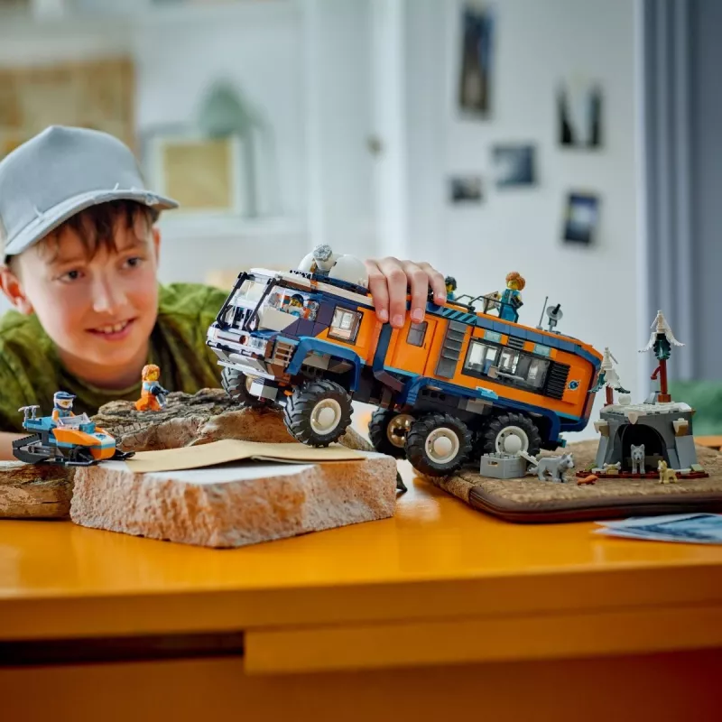 LEGO City Arktinis tyrinėtojų sunkvežimis 60471 – 1064 dalių rinkinys su 4 minifigūrėlėmis ir mobiliąja laboratorija, nuo 8 metų