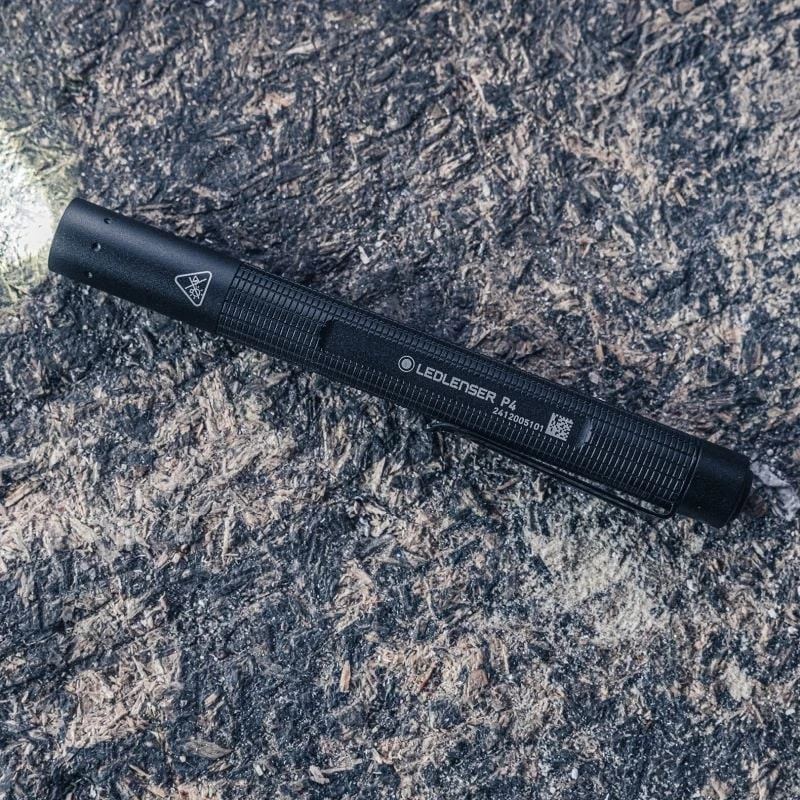 Žibintuvėlis rašiklinis Ledlenser P4 juodas – kompaktiškas LED prožektorius, 180 lm, 90 m spindulys, AAA x2, IP54