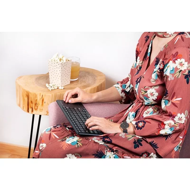 Belaidė RF klaviatūra TRACER TRAKLA46367 – pilno dydžio, membraninė, su liečiamuoju kilimėliu, 2,4 GHz, juoda
