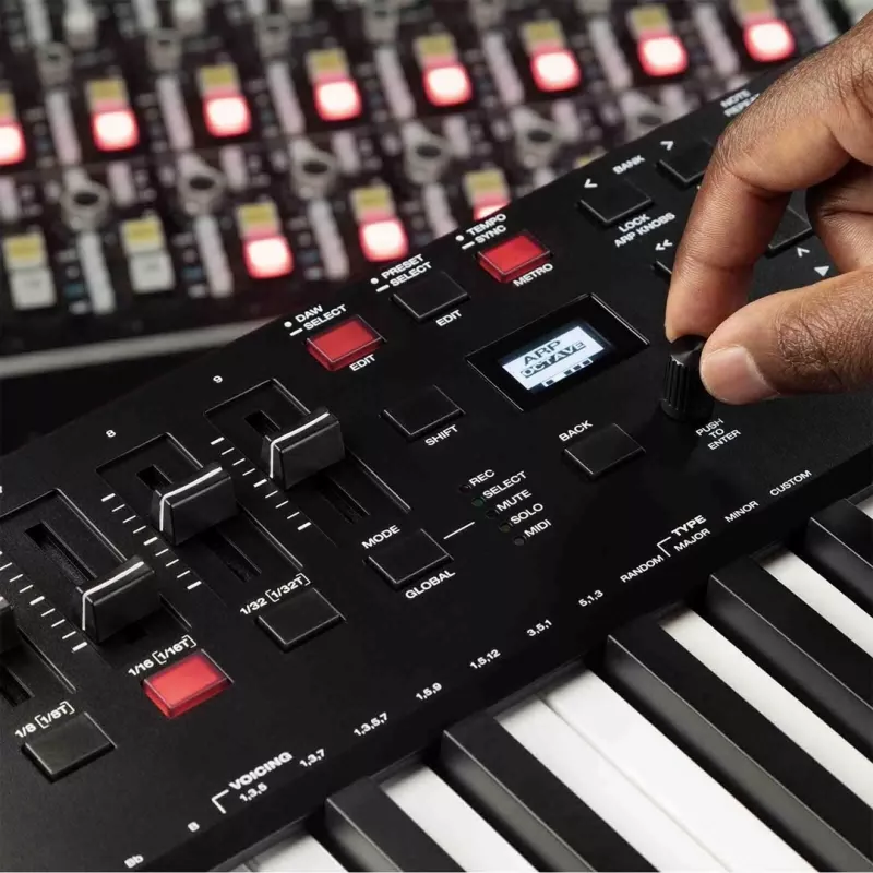 M-Audio Oxygen Pro 49 MIDI klaviatūros valdiklis – 49 klavišai, 16 padų, 9 faderiai, OLED ekranas, USB, MIDI išėjimas
