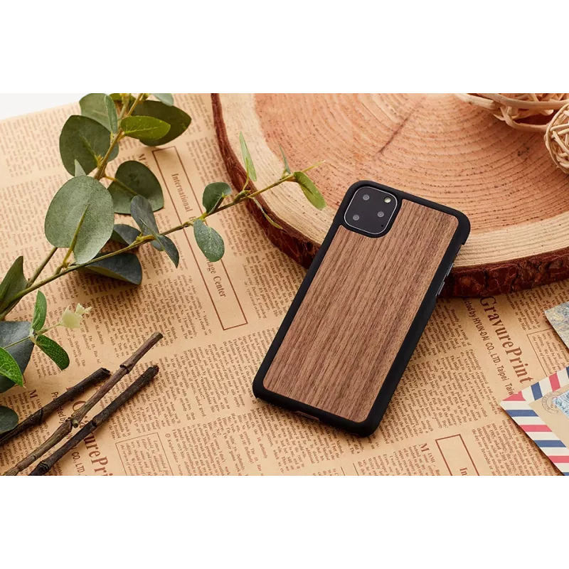 Dėklas iš natūralaus medžio iPhone 11 Pro – juodasis riešutas MAN&WOOD
