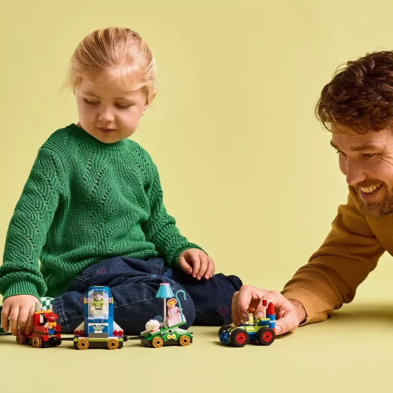 LEGO Disney Toy Story šventinis traukinys ir RC automobilis 43264 – 206 dalių, 4 minifigūrėlės, 4+ metai