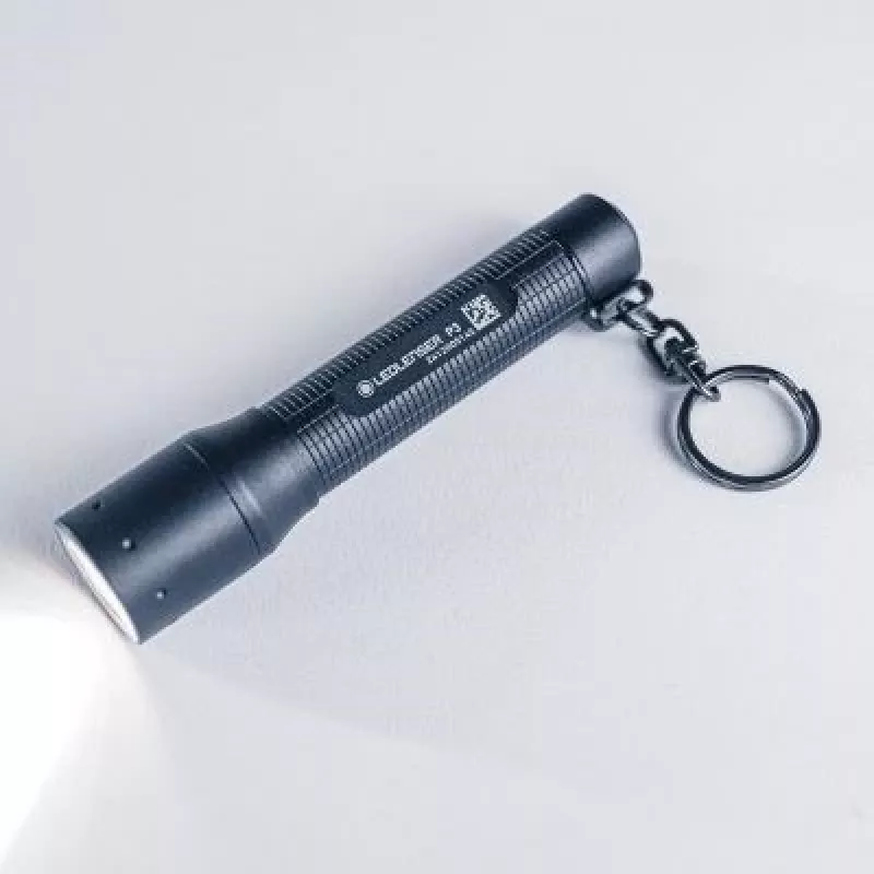 Rakto pakabukas žibintuvėlis Ledlenser P3 Black – kompaktiškas aliuminis LED žibintuvėlis su AAA baterija, iki 130 lm, IP54, 3 galios lygiai