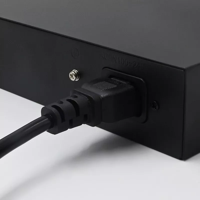 Eterneto PoE jungiklis QOLTEC 52289 — 4x RJ45 PoE prievadai, 2x RJ45 jungtis, 65W galios biudžetas