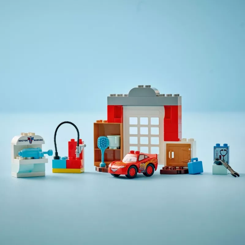 Konstruktorius LEGO DUPLO 10456 Disney McQueen ir Doko dirbtuvės – 35 dalys, nuo 2 metų