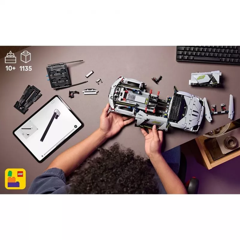 LEGO Technic Supercar Lamborghini Revuelto 42214 — 1:10 mastelio modelio rinkinys, 1135 dalių