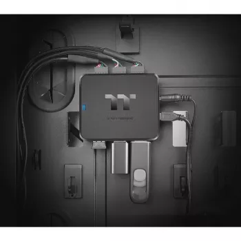 Thermaltake H200 PLUS vidinis USB šakotuvas – TT Premium Edition – 3 x USB 2.0 + 3 x USB 2.0 (vidinis)