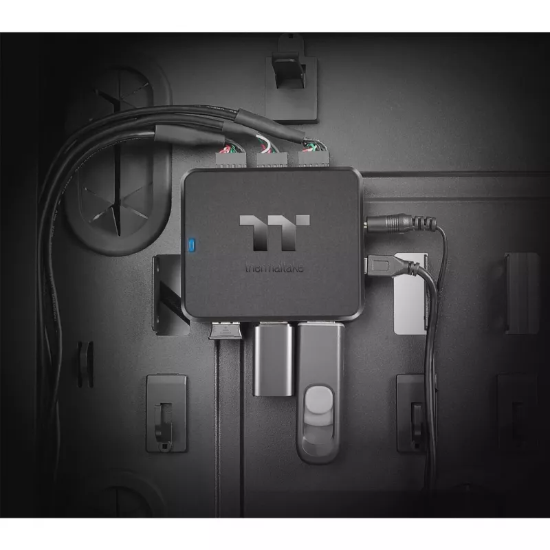 Thermaltake H200 PLUS vidinis USB šakotuvas – TT Premium Edition – 3 x USB 2.0 + 3 x USB 2.0 (vidinis)