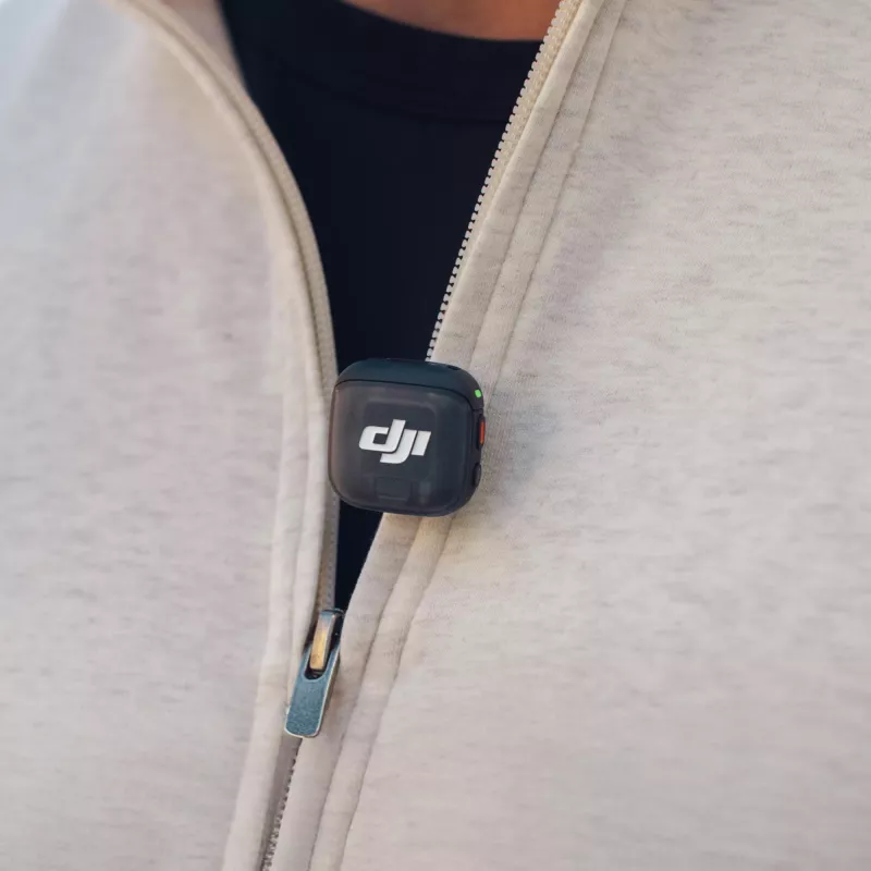 Belaidis kūno siųstuvas DJI MIC 3 – kompaktiškas nešiojamas mikrofonų siųstuvas, juodai pilkas