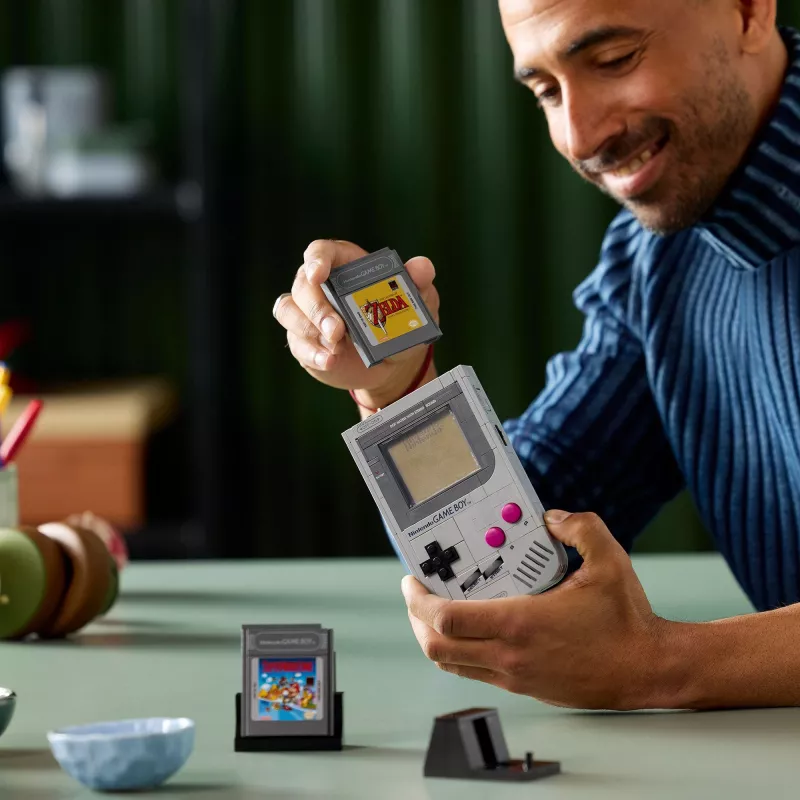 LEGO Retro Dizaino Konstruktorius Game Boy 72046 – detali modelio kopija, stovas eksponavimui
