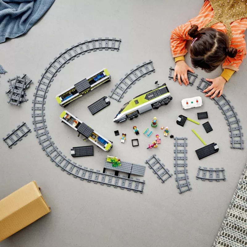 LEGO City 60337 Express keleivinis traukinys su nuotolinio valdymo pultu, žaislas vaikams, berniukams ir mergaitėms, su veikiančiais priekiniais žibintais, 2 vagonais ir 24 bėgių dalimis