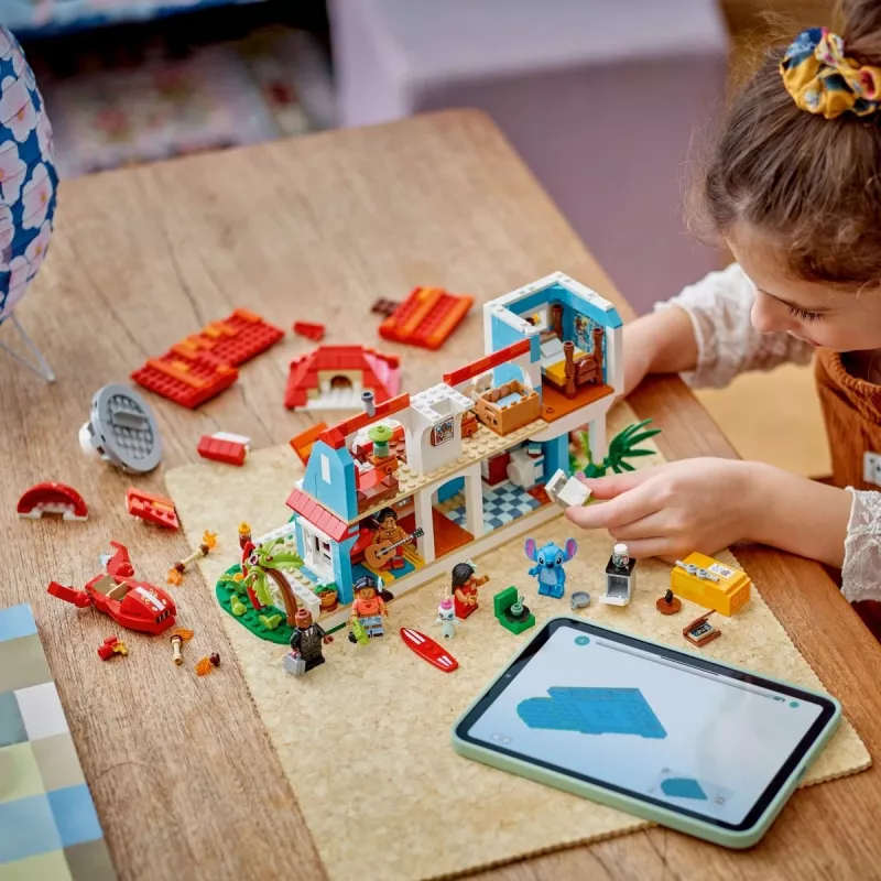 LEGO rinkinys Disney 43268 Paplūdimio namas – modulinis namo statinys, 834 detalės, 5 minifigūrėlės, nuo 9 metų
