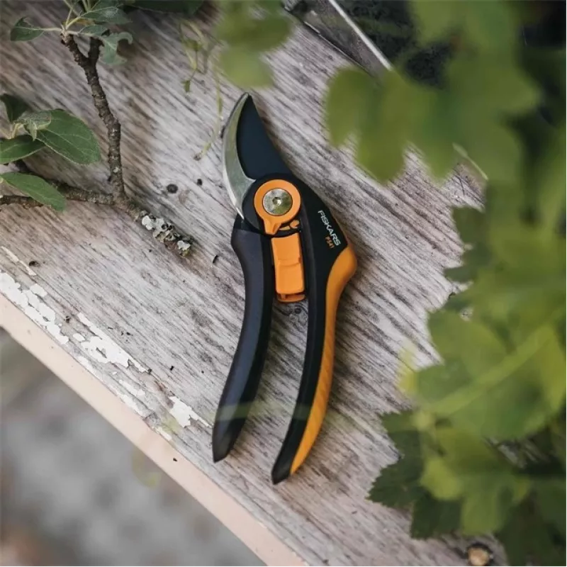 Fiskars Plus SmartFit P541 Sodo apžvalginės žirklės Juoda, Oranžinė