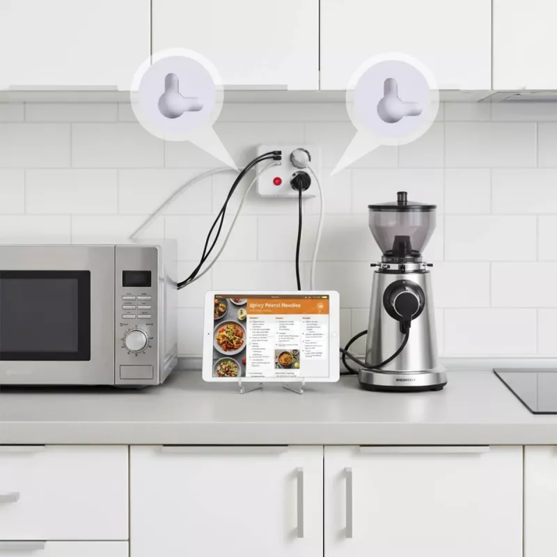 Maitinimo blokas MACLEAN MCE388 W — 2 kištukiniai lizdai, 3×USB, 110–240V, 2500W, 3 m laidas, baltas