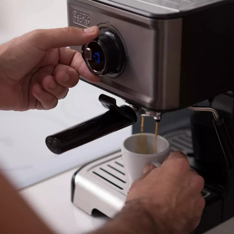 Espresso aparatas Black & Decker BXCO1200E – 1200 W, 15 bar, 1,2 L vandens bakelis, 2 puodeliams, su pieno putotoju, sidabrinis