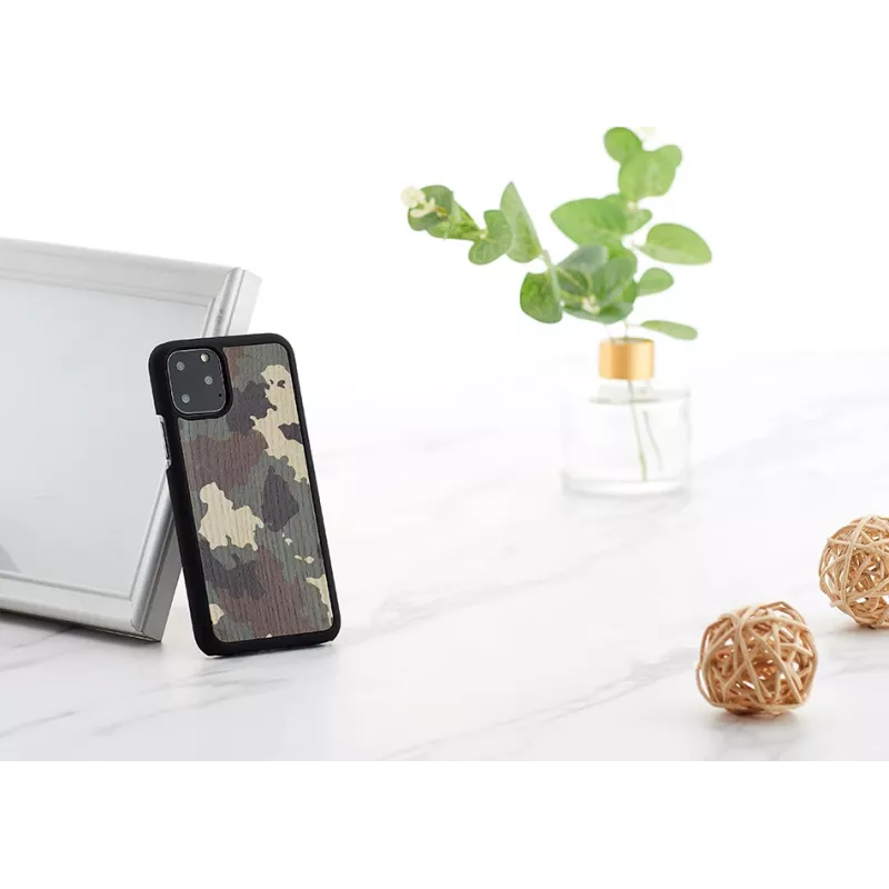 Apsauginis dėklas „man and wood“ iPhone 11 Pro – kamufliažinis juodas su natūralia mediena
