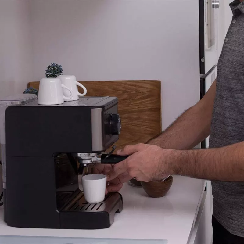 Espresso aparatas Black & Decker BXCO1200E – 1200 W, 15 bar, 1,2 L vandens bakelis, 2 puodeliams, su pieno putotoju, sidabrinis