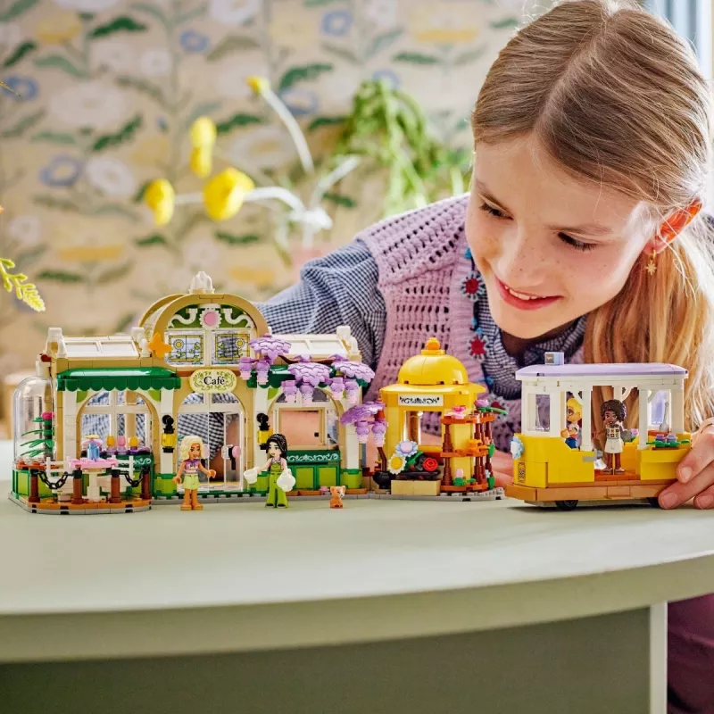 LEGO Friends 42671 Augalų kavinė ir gėlių parduotuvė – statybos rinkinys su kavine ir gėlių parduotuve