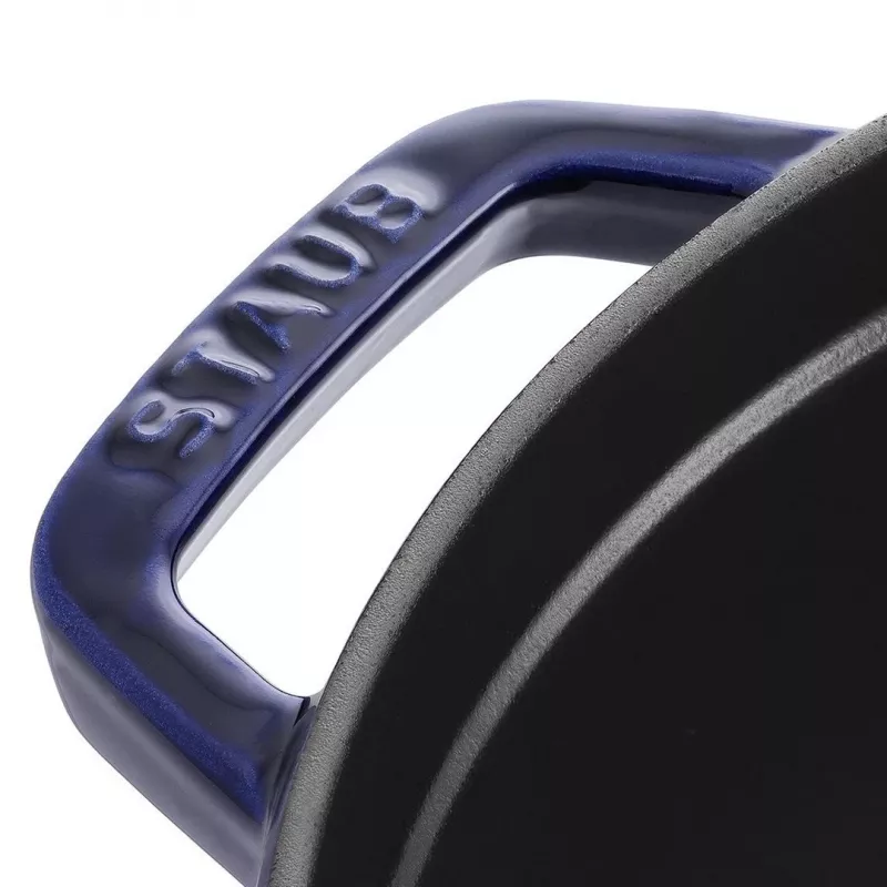 Staub 24 cm apvali ketaus kokotė tamsiai mėlyna