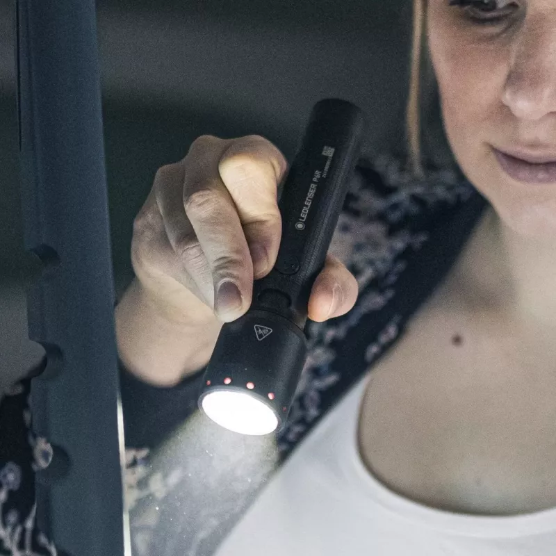 Rankinis žibintuvėlis Ledlenser P6R Black LED