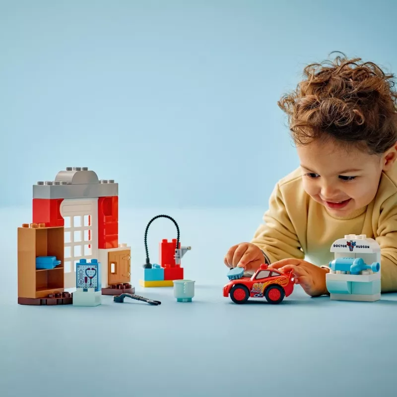 Konstruktorius LEGO DUPLO 10456 Disney McQueen ir Doko dirbtuvės – 35 dalys, nuo 2 metų