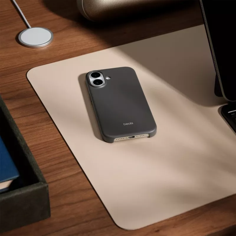 Apple Beats iPhone 17 dėklas su MagSafe ir kameros valdymu — Granito pilka