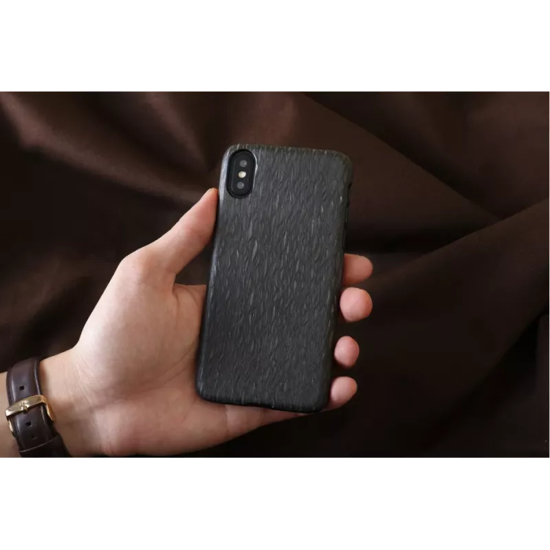 Dėklas iPhone X/XS iš medžio ir polikarbonato – juoda Carbalho apdaila, man and wood