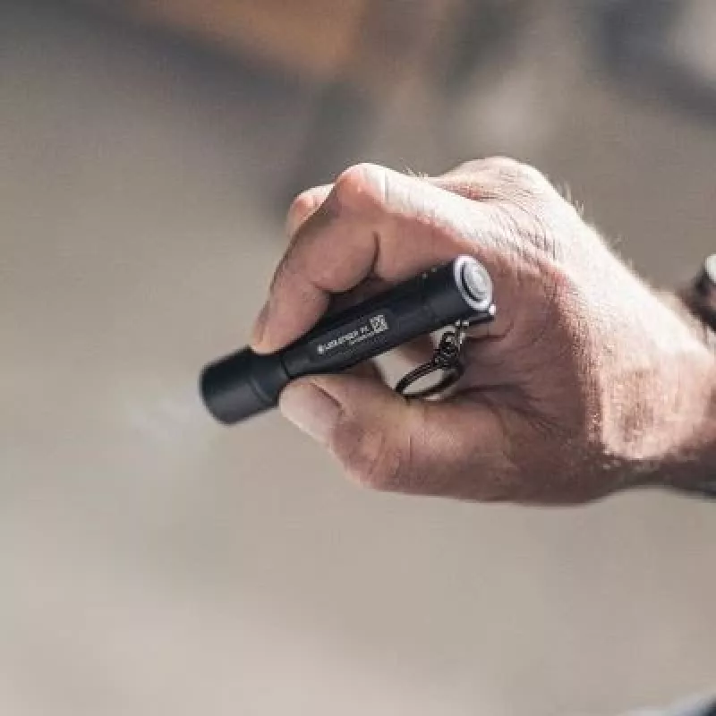 Rakto pakabukas žibintuvėlis Ledlenser P3 Black – kompaktiškas aliuminis LED žibintuvėlis su AAA baterija, iki 130 lm, IP54, 3 galios lygiai