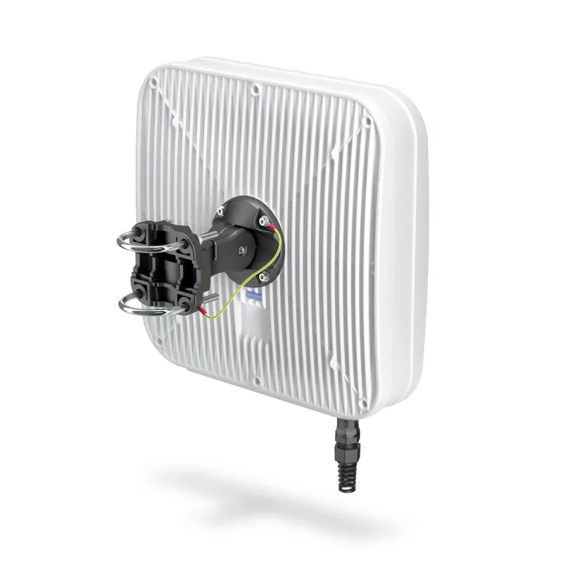 Kryptinė tinklo antena QuWireless AXRL — 7 dBi, 0.694–0.96 / 1.7–2.2 / 2.2–2.7 GHz, PoE/LAN, dviguba poliarizacija