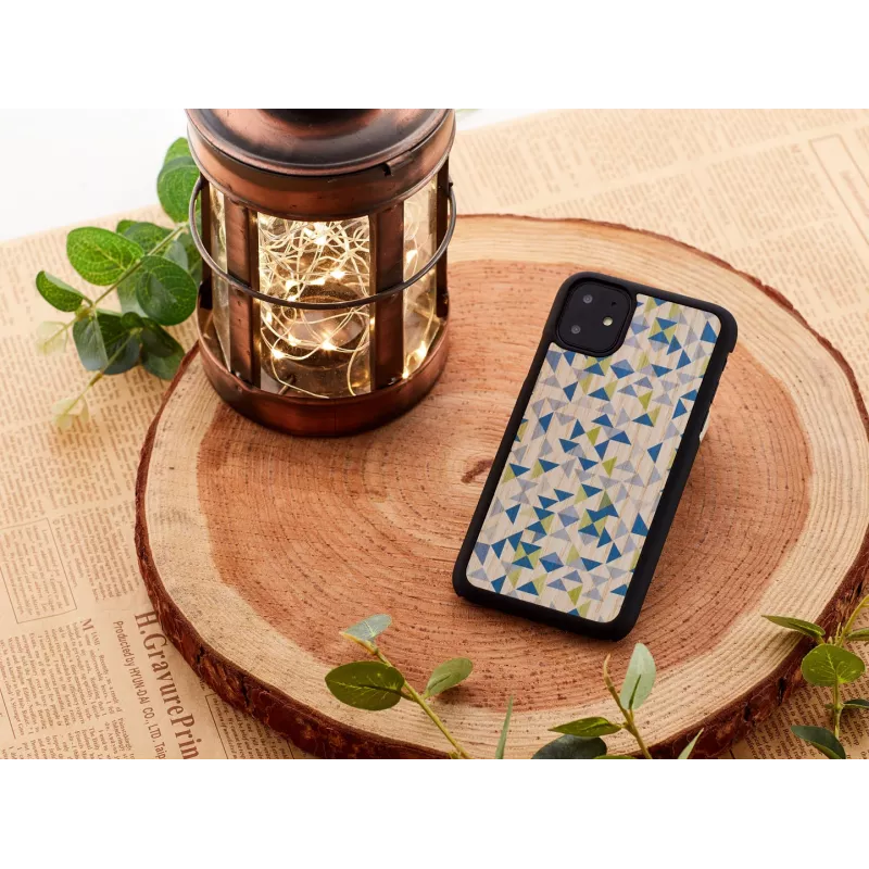 Dėklas iPhone 11 man and wood – mėlynas trikampis ant juodo, kietas apvalkalas
