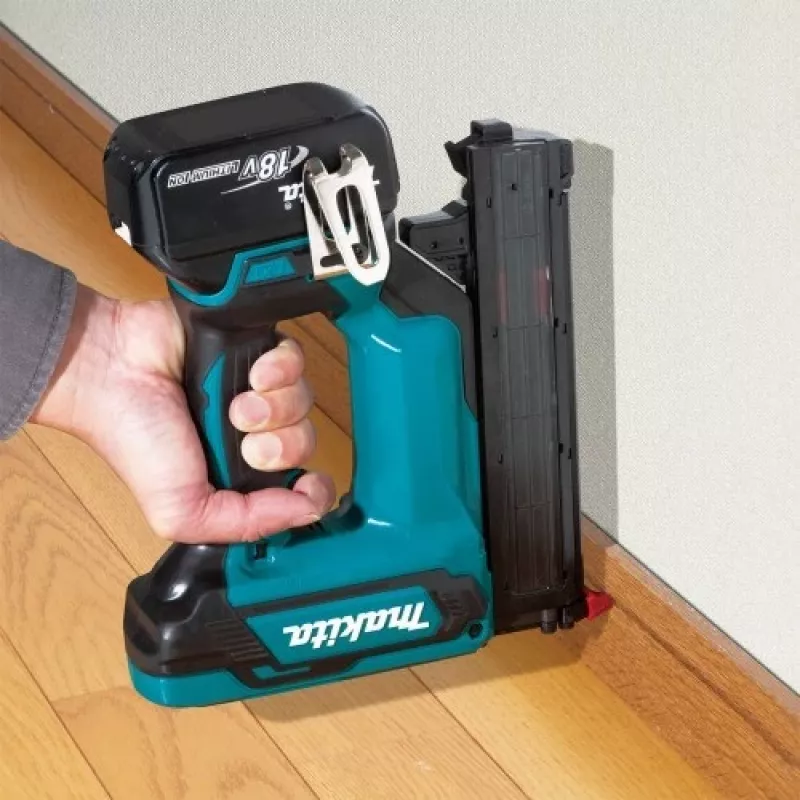 Pistoletas vinių ir kablių kalimui Makita DFN350Z