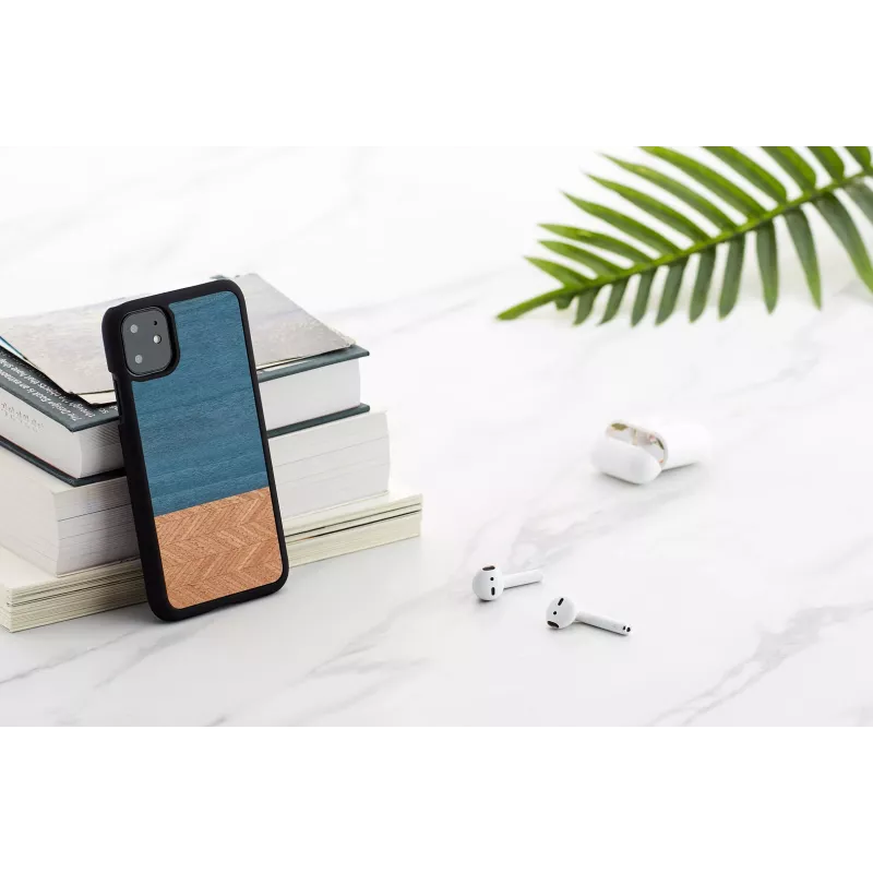 Man and Wood dėklas iPhone 11 – denim juoda spalva, natūrali mediena