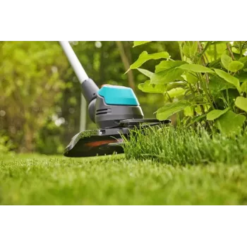 Gardena EasyCut 23/18V paruoštas naudoti rinkinys – belaidis žoliapjovė – 2 Ah – pjovimo plotis 230 mm – 2,4 kg (14700-20)