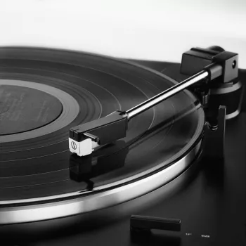 Audio-Technica AT-LP60XUSB automatinė diržinė vinilinė patefonė su USB jungtimi, juoda