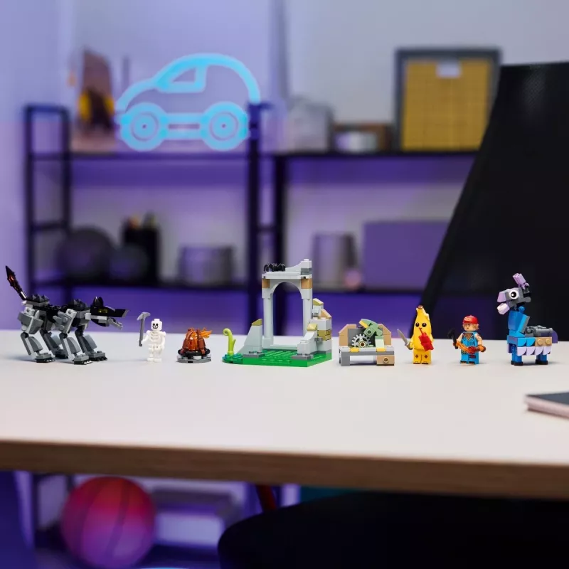 LEGO FORTNITE 77075 Peely & Sparkplug's Camp