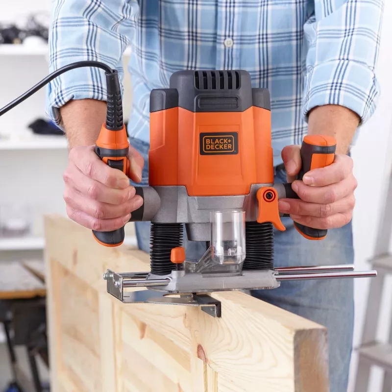 Frezeris/Trimeris Black & Decker KW1200EKA-QS – kompaktiškas frezeris su reguliuojamu gyliu, ergonomiškas dizainas
