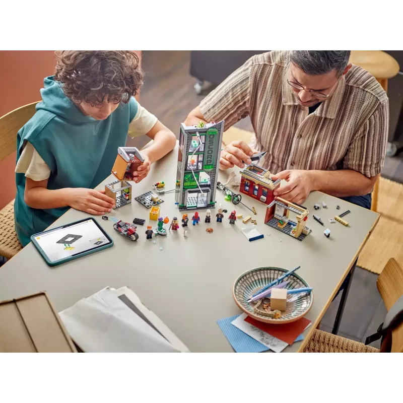 Konstruktorius LEGO Marvel rinkinys 76324 Žmogus voras prieš Oscorp, 808 dalių, 8 minifigūrėlės, nuo 10 metų