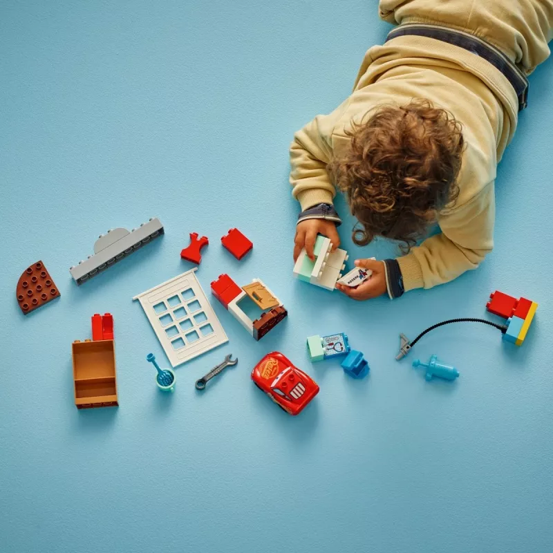 Konstruktorius LEGO DUPLO 10456 Disney McQueen ir Doko dirbtuvės – 35 dalys, nuo 2 metų