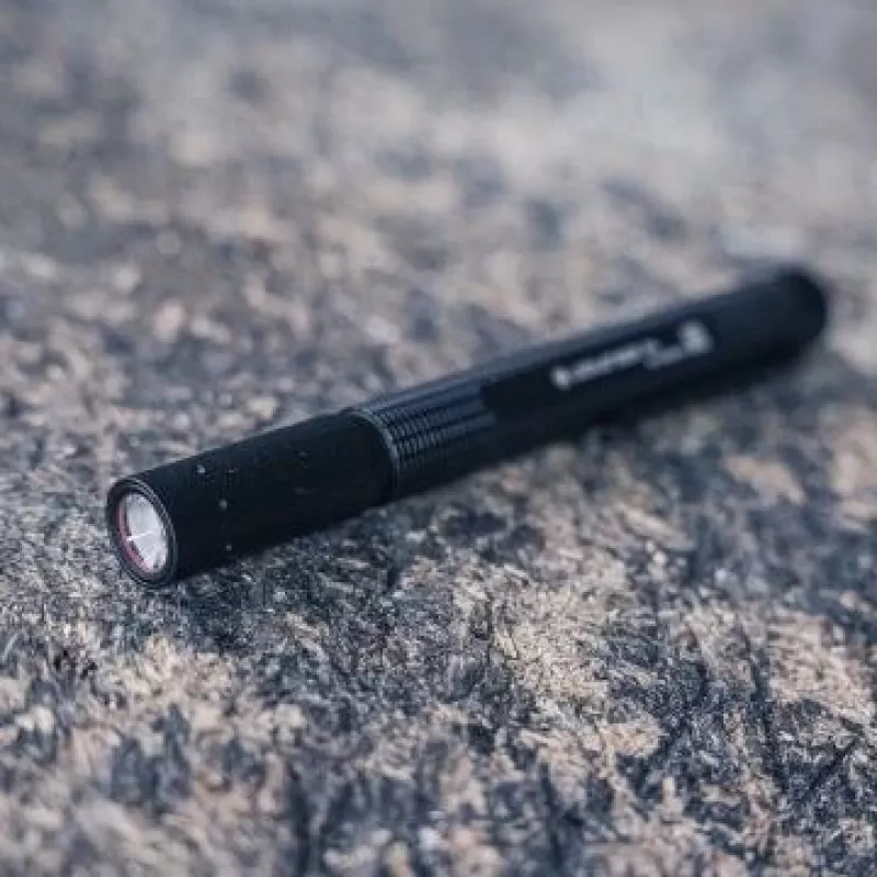 Žibintuvėlis rašiklinis Ledlenser P4 juodas – kompaktiškas LED prožektorius, 180 lm, 90 m spindulys, AAA x2, IP54