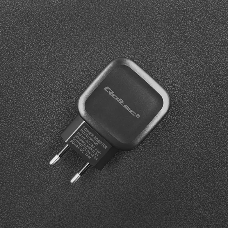 Vidinis AC įkroviklis QOLTEC 50186 išmaniajam telefonui ir planšetei, 5 V 3,4 A, 17 W, 2× USB, juodas