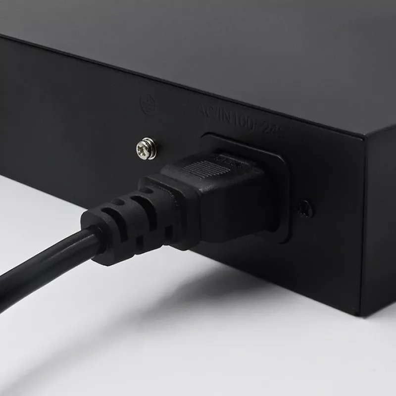 Tinklo jungiklis QOLTEC FAST Ethernet PoE 8xRJ45 su 2xRJ45 uplink (model 52290)