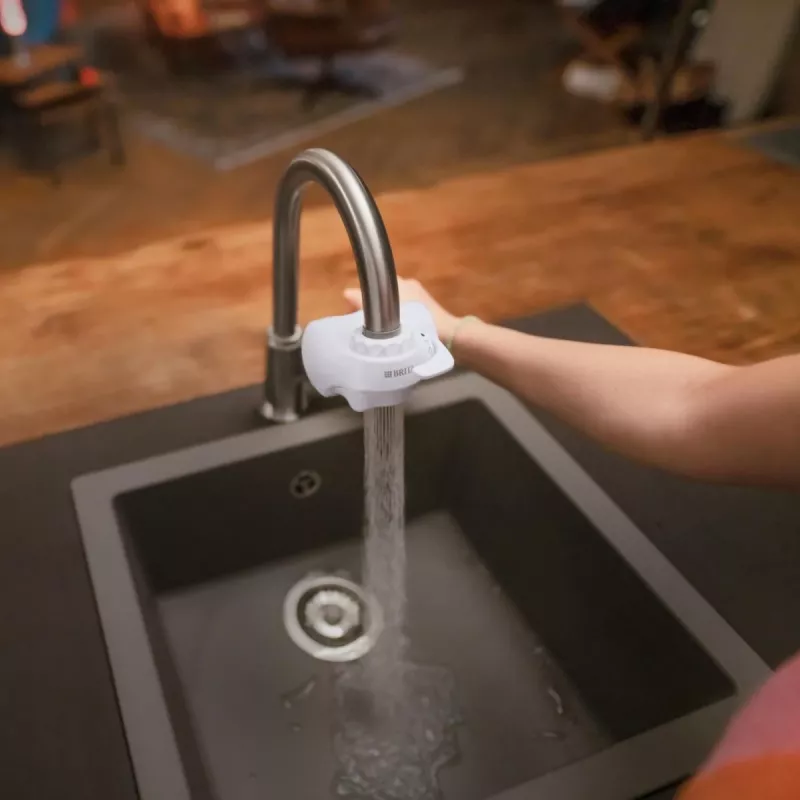 Vandens filtro ant čiaupo BRITA ON TAP V CU CE2 (1052067) — 4 pakopų, 600 l talpa, 3 režimai, 5 adapteriai, balta