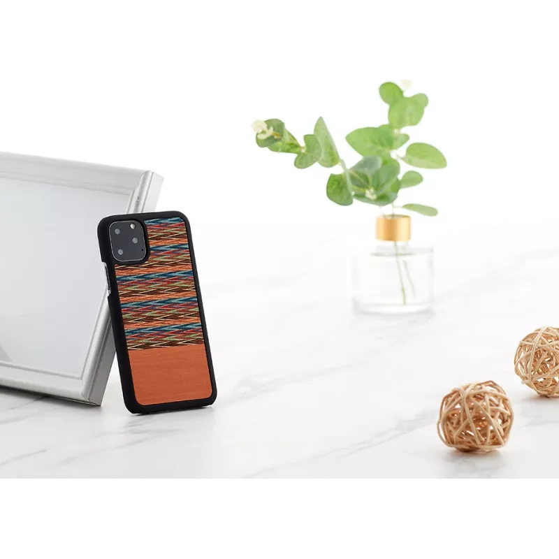 Dėklas iš medžio ir polikarbonato iPhone 11 Pro – rudas languotas su juodu apvadu