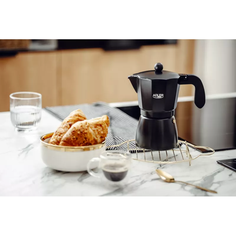 Espresso kavos aparatas Adler AD 4421 – 15 bar siurblys, juodas korpusas